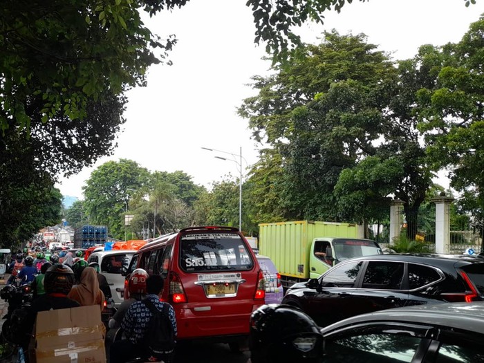 Kondisi macet di Jl TB Simatupang, Jakarta.