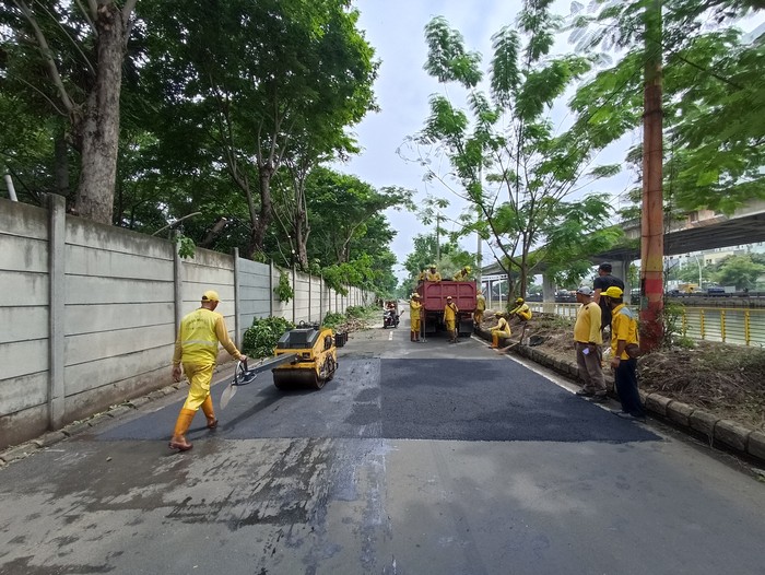 Kondisi perbaikan jalan untuk trek street race di Ancol (Wildan-detikcom) Kondisi perbaikan jalan untuk trek street race di Ancol (Wildan-detikcom)