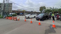 Lalu lintas kendaraan dialihkan saat trek street race tersebut dikebut untuk diselesaikan. Imbas pengerjaan proyek street race, Jalan Inspeksi Ancol sementara ditutup. (Wildan-detikcom)