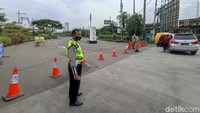 Kendaran yang ingin melintas, diputar balikkan menuju Jalan Lodan Raya. (Wildan-detikcom)