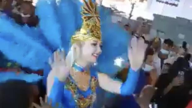 Kontroversi kini muncul di Arab Saudi. Pasalnya, dalam sebuah festival di kerajaan, muncul penari samba berpakaian minim. (Tangkapan layar Twitter/Screengrab)
