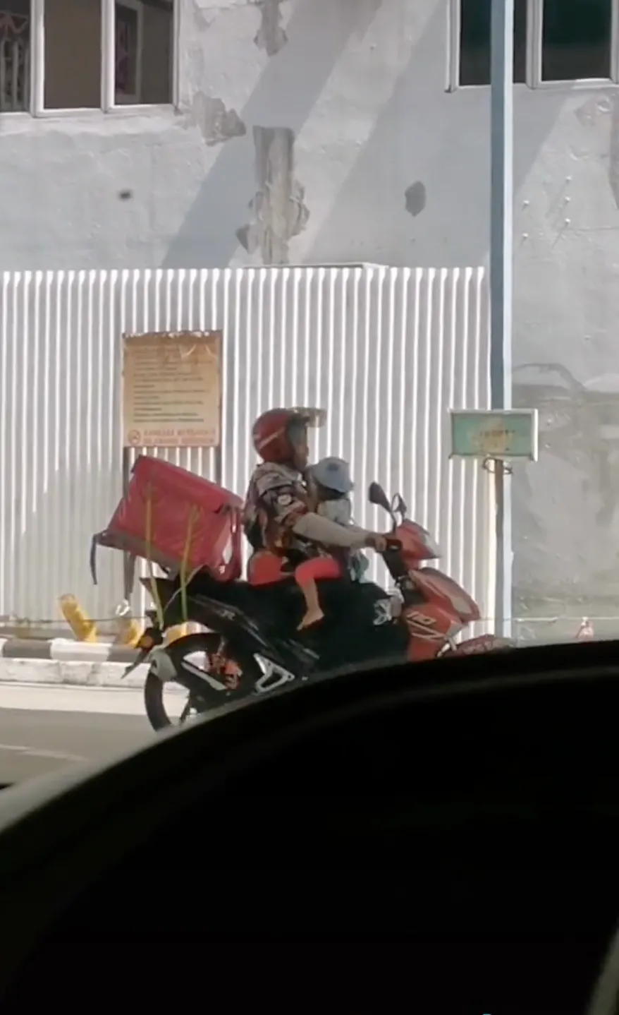 Kurir Makanan Bawa Anaknya Bekerja Bikin Netizen Terharu
