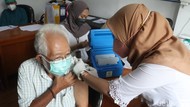 Lansia Bandung Berbondong-bondong Dapatkan Vaksin Booster di Balai Kota