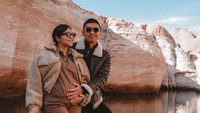 Selanjutnya, potretnya di Lake Powell juga begitu mempesona. Destinasi ini terletak di Arizona Itara dan membentang ke selatan Utah. (Nikita Willy/Instagram)