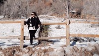 Nikita mengunjungi Taman Nasional Zion, cagar alam di utah barat. Dengan lanskapnya meliputi tebing-tebing berwarna kemerahan yang menjulag tinggi, Nikita mengenakan pakaian berwarna hitam putih.(Nikita Willy/Instagram)