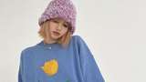 Foto: Gaya Imut Lisa BLACPINK Pakai Sweater yang Langsung Terjual Habis
