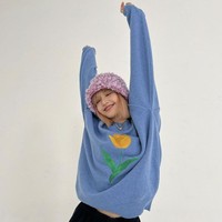 Seperti biasanya, penampilan Lisa kerap menuai pujian dari netizen. Tapi sweater yang dikenakannya pun tak kalah menarik perhatian. Foto: Instagram/@lalalalisa_m