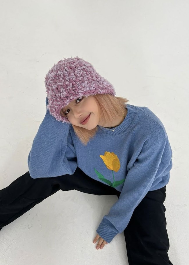 Artis K-Pop asal Thailand ini memakai sweater biru dengan gambar bunga tulip berwarna kuning yang dipadu celana hitam. Ia melengkapi penampilannya dengan beanie rajut warna lavender. “May 2022 be full of good things!” ucap Lisa kepada 71,7 juta follower-nya. Foto: Instagram/@lalalalisa_m