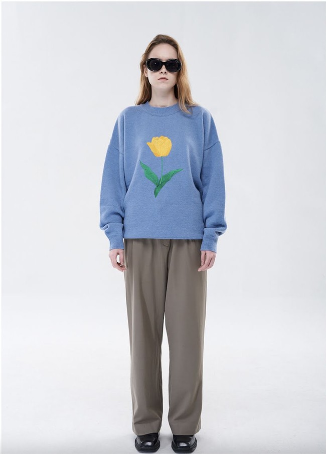 Begitu dipakai Lisa, sweater tersebut sold out alias terjual habis dan kini dicari-cari para fans. Foto: Instagram/@lalalalisa_m