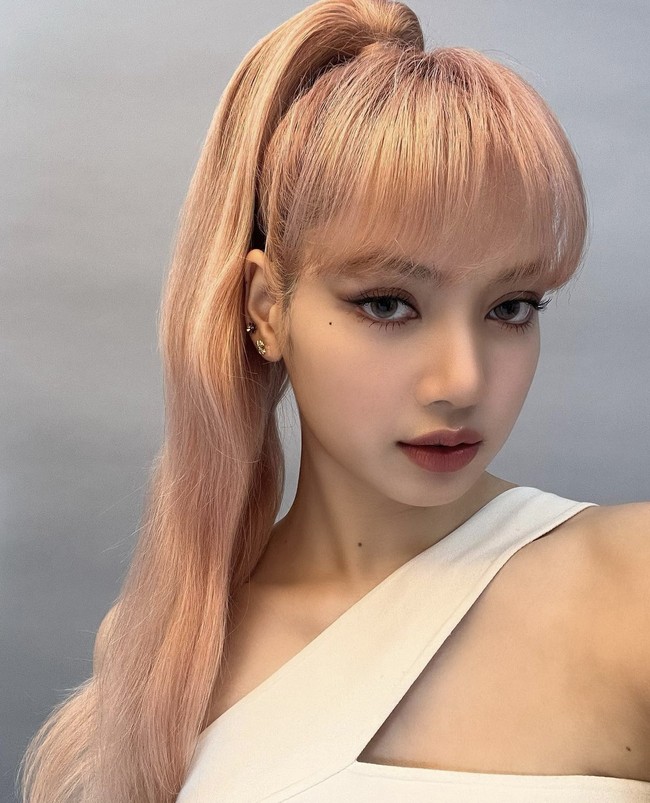 Lisa BLACKPINK yang berasal dari Thailand terlihat menonjol di antara idol KPop lainnya. Netizen Korea menilai parasnya mirip seorang ratu. Seperti yang terlihat dalam video klip LALISA, saat Lisa memakai busana tradisional Thailand. Foto: dok Instagram @lalalalisa_m