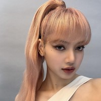 Lisa BLACKPINK yang berasal dari Thailand terlihat menonjol di antara idol KPop lainnya. Netizen Korea menilai parasnya mirip seorang ratu. Seperti yang terlihat dalam video klip LALISA, saat Lisa memakai busana tradisional Thailand. Foto: dok Instagram @lalalalisa_m