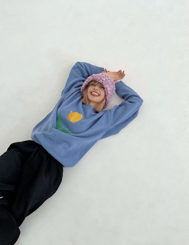 Sweater berwarna biru tersebut dibanderol seharga 189 ribu KRW atau sekitar Rp 2,2 juta. Foto: Instagram/@lalalalisa_m