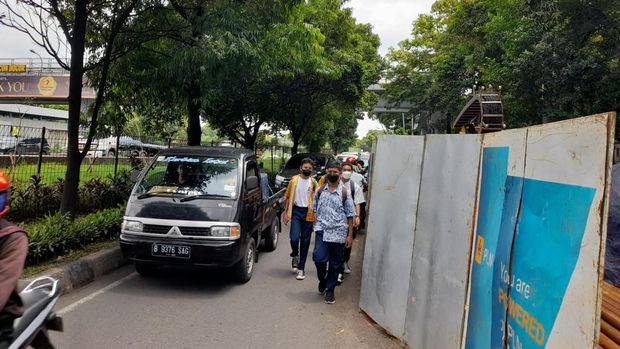 Lokasi galian yang membuat macet TB Simatupang, Kamis (13/1/2022)