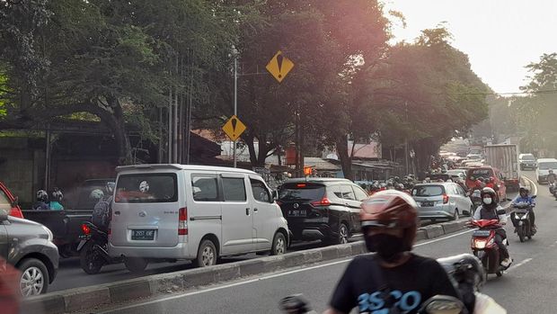 Macet di Jl TB Simatupang gegara galian berlanjut di sore, Kamis (13/1/2022).
