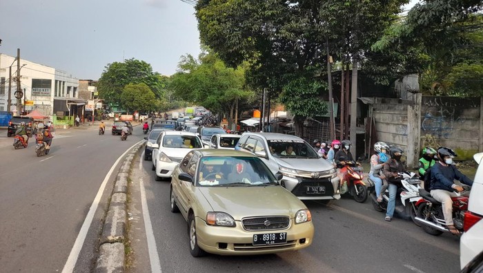 Macet di Jl TB Simatupang gegara galian berlanjut di sore, Kamis (13/1/2022).
