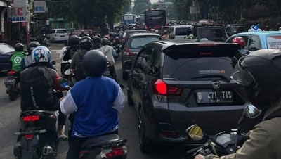 Penampakan Macet Parah di TB Simatupang Gegara Galian