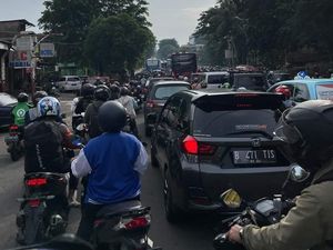 Penampakan Macet Parah di TB Simatupang Gegara Galian