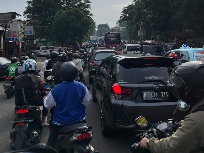 Macet Parah di TB Simatupang Jaksel Macet Parah di TB Simatupang Jaksel