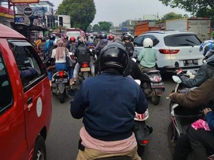 Macet Parah di TB Simatupang Jaksel