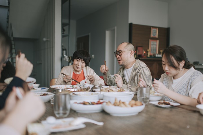 Makan Malam Bersama Keluarga Tunangan Wanita Ini Dicap Egois Setelah Tak Mau Bayar Makan Keluarga Mertua