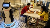 Keberadaan robot ini memberikan kesan berbeda dari kedai kopi lainnya.  