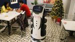 Makanan di Kedai Kopi Ini Dianter Pake Robot!