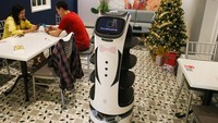 Robot Kitty kini menjadi daya tarik para pelanggan yang datang.  