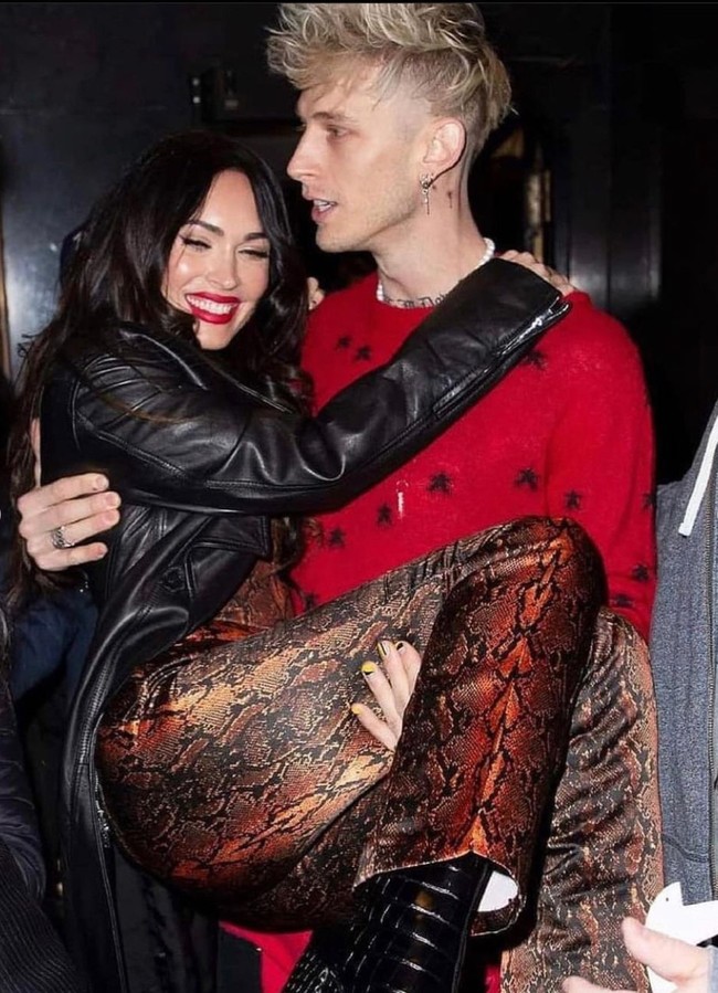 Megan Fox juga sempat menjadi model video klip dari single milik Machine Gun Kelly yang berjudul My Blood Valentine. Dalam video klip tersebut, Megan Fox berperan sebagai kekasih Machine Gun Kelly. Foto: Instagram/@meganfox