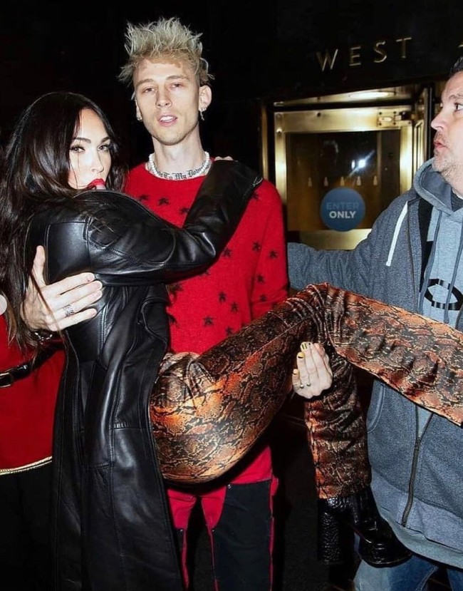 Hubungan keduanya kemudian semakin tercium publik usai Kelly dan Megan tampak berciuman di bandara Los Angeles. Setelahnya Megan pun akhirnya buka suara mengenai hubungan asmaranya dengan Machine Gun Kelly. Foto: Instagram/@meganfox