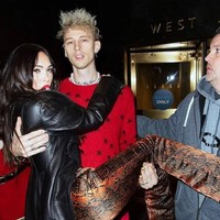 Hubungan keduanya kemudian semakin tercium publik usai Kelly dan Megan tampak berciuman di bandara Los Angeles. Setelahnya Megan pun akhirnya buka suara mengenai hubungan asmaranya dengan Machine Gun Kelly. Foto: Instagram/@meganfox