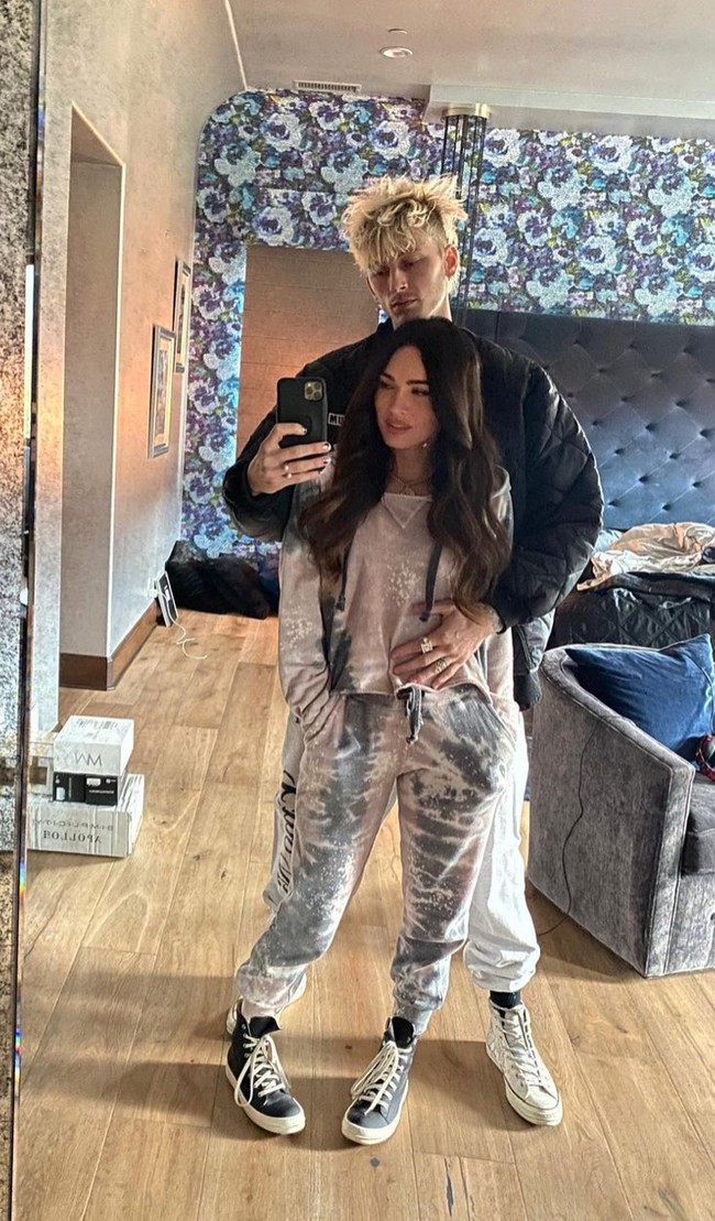 Pada September 2020, melalui sebuah wawancara, Machine Gun Kelly menjelaskan bagaimana dirinya bisa jatuh cinta dengan Megan Fox. Aku tidak tahu apa itu cinta sejati sampai aku melakukan kontak mata dengannya. Saat itu aku merasa, wah, ujar sang rapper 31 tahun itu. Foto: Instagram/@meganfox