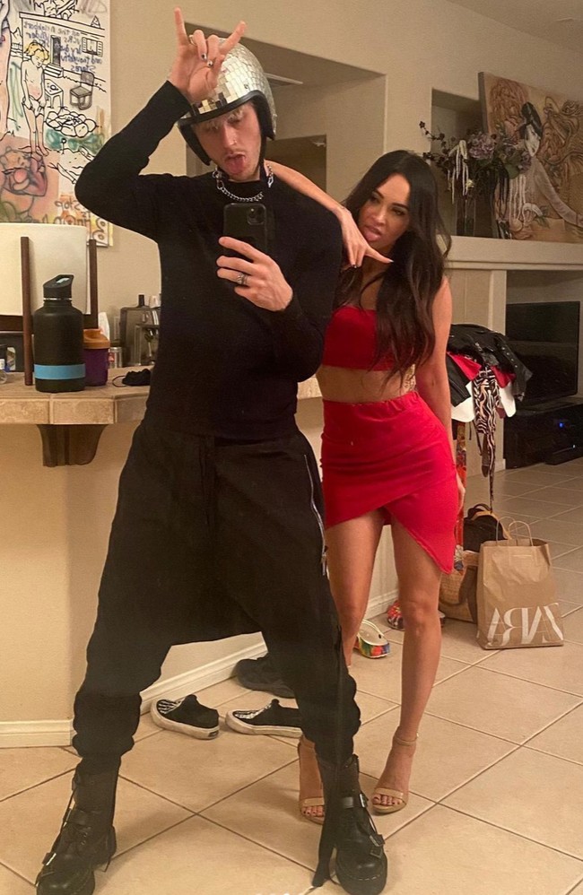 Walaupun masih dalam proses perceraian dengan mantan suaminya, Brian Austin, namun Megan Fox tak ragu untuk memamerkan kemesraannya dengan Machine Gun Kelly. Ketika menghadiri Billboard Music Award pada Mei 2021, keduanya terlihat berciuman. Foto: Instagram/@meganfox