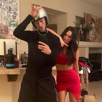 Walaupun masih dalam proses perceraian dengan mantan suaminya, Brian Austin, namun Megan Fox tak ragu untuk memamerkan kemesraannya dengan Machine Gun Kelly. Ketika menghadiri Billboard Music Award pada Mei 2021, keduanya terlihat berciuman. Foto: Instagram/@meganfox