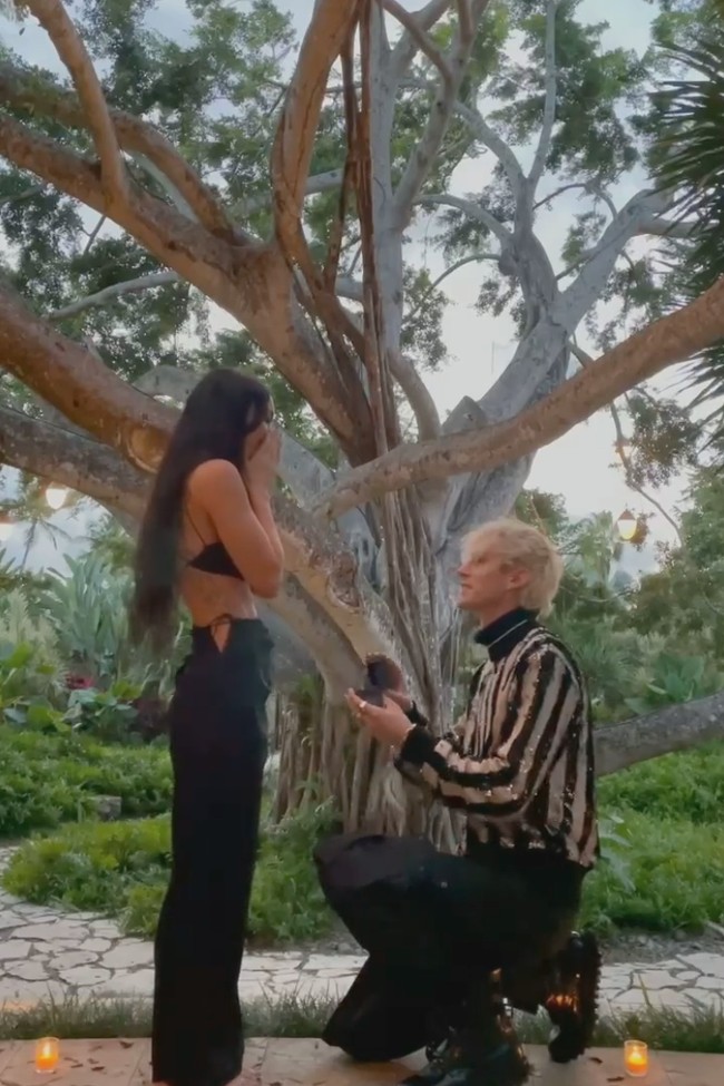 Lewat unggahan di Instagramnya, Megan Fox memamerkan momen saat Machine Gun Kelly melamarnya pada 11 Januari. Kelly tampak berlutut dan mengeluarkan sebuah cincin untuk melamar Megan Fox. Dalam keterangan unggahan itu Megan pun menuliskan kalimat romantis terkait hubungannya dengan Kelly. Unggahan Megan itu pun langsung dibanjiri komentar ucapan selamat. Foto: Instagram/@meganfox