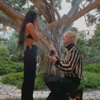 Lewat unggahan di Instagramnya, Megan Fox memamerkan momen saat Machine Gun Kelly melamarnya pada 11 Januari. Kelly tampak berlutut dan mengeluarkan sebuah cincin untuk melamar Megan Fox. Dalam keterangan unggahan itu Megan pun menuliskan kalimat romantis terkait hubungannya dengan Kelly. Unggahan Megan itu pun langsung dibanjiri komentar ucapan selamat. Foto: Instagram/@meganfox