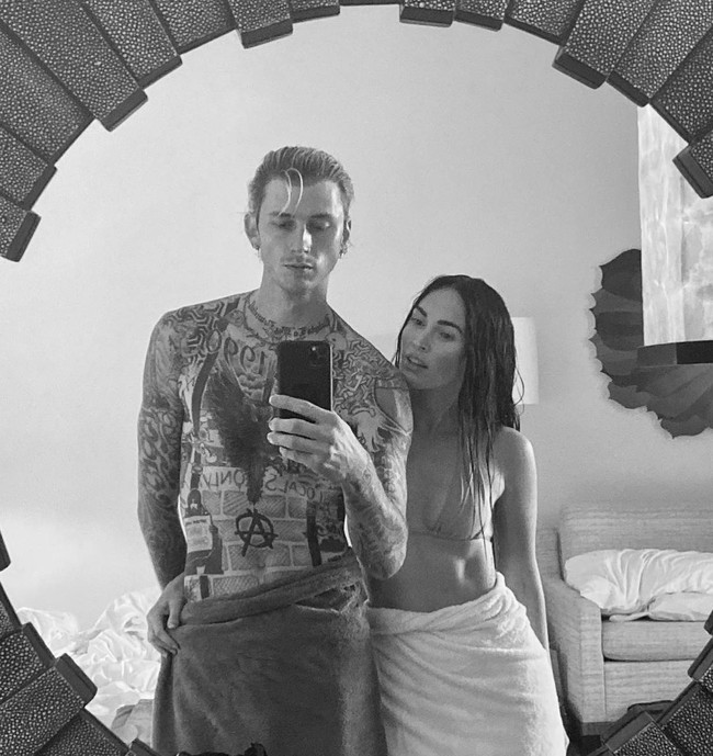 Megan Fox dan Machine Gun Kelly akhirnya meresmikan hubungan mereka ke tahap yang lebih serius. Kisah cinta keduanya sendiri sebenarnya berawal dari cinta lokasi. Megan Fox dan Machine Gun Kelly pertama kali bertemu di lokasi syuting film indie berjudul Midnight In The Switchgrass pada Maret 2020. Foto: Instagram/@meganfox