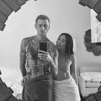 Megan Fox dan Machine Gun Kelly akhirnya meresmikan hubungan mereka ke tahap yang lebih serius. Kisah cinta keduanya sendiri sebenarnya berawal dari cinta lokasi. Megan Fox dan Machine Gun Kelly pertama kali bertemu di lokasi syuting film indie berjudul Midnight In The Switchgrass pada Maret 2020. Foto: Instagram/@meganfox