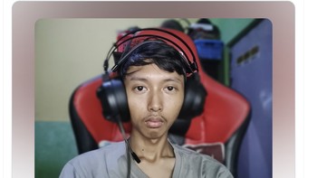 Awesome, bro. Aku memperoleh edisi langka gamer esport Ghozali pakai headset. Langka banget, tulis netizen ini yang senang sekali bisa membeli item ini. Foto: Twitter