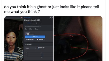 “Seseorang membeli foto NFT menakutkan. Dari banyak foto yang kujepret, ada hantu yang tanpa sengaja terpotret. Apa benar ini hantu atau hanya kelihatannya seperti hantu?” tanya Ghozali mengenai item yang disebutnya langka karena ada hantunya ini. Foto: Twitter
