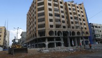 Jalur Gaza yang memiliki sedikit lapangan pekerjaan dan hampir tak punya sumber daya alam menemukan peluang bisnis dari reruntuhan bangunan sisa perang yang ditinggalkan bertahun-tahun, Kamis, (13/1/2022).