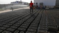 Antar al-Katatni, yang menjalankan pabrik batu bata, menyemprotkan air ke batu bata beton yang terbuat dari puing-puing daur ulang bangunan yang rusak. Program Pembangunan Perserikatan Bangsa-Bangsa mengatakan mereka bekerja dengan sektor swasta lokal untuk menghilangkan sekitar 2,5 juta metrik ton puing-puing yang tertinggal dari perang pada 2009, 2012 dan 2014. Kementerian Perumahan Gaza mengatakan perang 11 hari di bulan Mei menyisakan 270.000 ton tambahan.