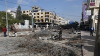 Pekerja Palestina mendaur ulang batang besi logam dari puing-puing gedung Al-Jawhara, yang dirusak oleh serangan udara Israel. Namun, kekhawatiran muncul bahwa puing-puing yang didaur ulang tidak memenuhi standar dan tidak aman.