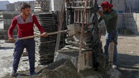 Pekerja Palestina membuat batu bata beton dari puing-puing bangunan yang didaur ulang untuk digunakan dalam rekonstruksi bangunan yang rusak. Israel dan penguasa Hamas di Gaza telah berperang empat kali sejak kelompok militan Islam, yang menentang keberadaan Israel, menguasai wilayah itu pada 2007. Pertempuran terakhir terjadi pada Mei. Serangan udara Israel telah merusak atau meratakan puluhan ribu bangunan dalam pertempuran tersebut.