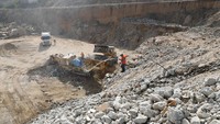 Bisnis lokal sekarang menemukan cara untuk menguangkan bongkahan beton yang hancur, batu bata dan puing-puing yang ditinggalkan oleh konflik bertahun-tahun. Di wilayah yang menderita kekurangan bahan bangunan yang kronis, industri daur ulang yang ramai telah tumbuh, memberikan pendapatan kepada beberapa orang yang beruntung.