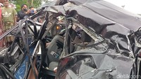 Benturan membuat mobil terlempar sejauh 20 meter.