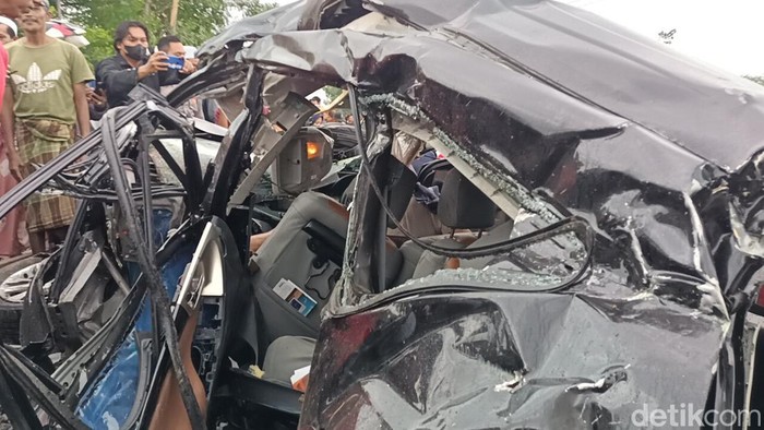 Mobil Vs Kereta di Probolinggo Tewaskan 4 Orang Sebuah mobil Toyota Innova hitam berisi empat penumpang tertabrak kereta api di perlintasan Desa Banyeman, Probolinggo.