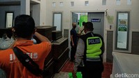 Seluruh penumpang mobil dengan nopol L 1172 MW yang tewas tersebut dievakuasi ke RSUD Tongas.