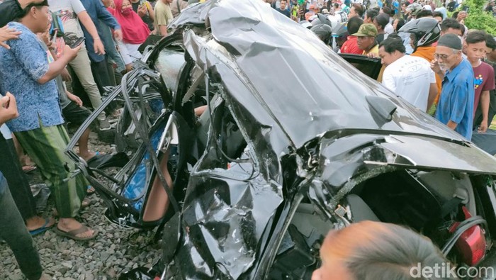 Mobil Vs Kereta di Probolinggo Tewaskan 4 Orang Sebuah mobil Toyota Innova hitam berisi empat penumpang tertabrak kereta api di perlintasan Desa Banyeman, Probolinggo.