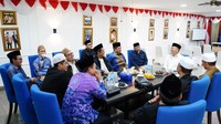 Para Kiai dari Majelis Permusyawaratan Pengasuh Pondok Pesantren se-Indonesia (MP3I) menyambangi kediaman Zulkifli Hasan di Kompleks perumahan Widya Chandra, Jakarta Selatan, Rabu (12/1/2022).