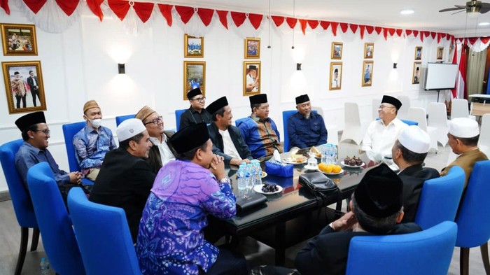 Momen Zulhas Bertemu Kiai dari MP3I Para Kiai dari Majelis Permusyawaratan Pengasuh Pondok Pesantren se-Indonesia (MP3I), menyambangi kediaman Wakil Ketua MPR RI Zulkifli Hasan di Kompleks perumahan Widya Chandra, Jakarta Selatan, Rabu (12/1/2022).